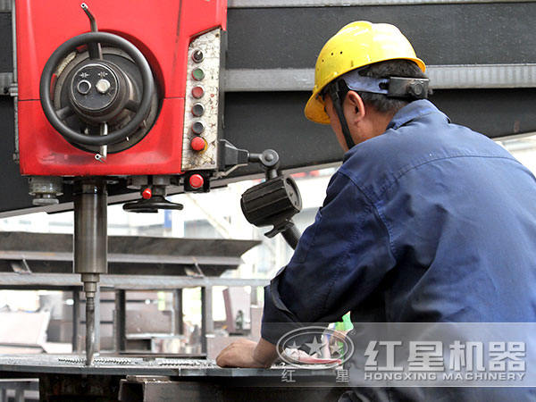 米兰(中国)车间师傅在认真工作 米兰(中国)车间师傅在认真工作