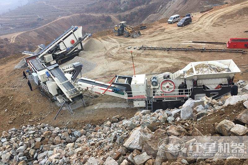 山东移动石头履带大型破碎机现场 山东移动石头履带大型破碎机现场