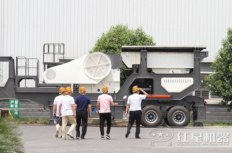 红星客户到厂参观移动式破碎站 红星客户到厂参观移动式破碎站
